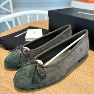 CHANEL Two-Tone Suede 10MM Kaki Ballerinas.